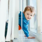 Πώς να μονώσετε τα παράθυρα για το χειμώνα για να κρατήσετε έξω τον άνεμο: 3 αποδεδειγμένοι τρόποι 1761380275_-.webp.webp